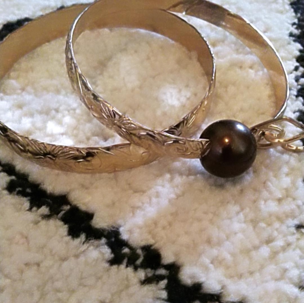 Gold bracelet with black pearl and gold heart